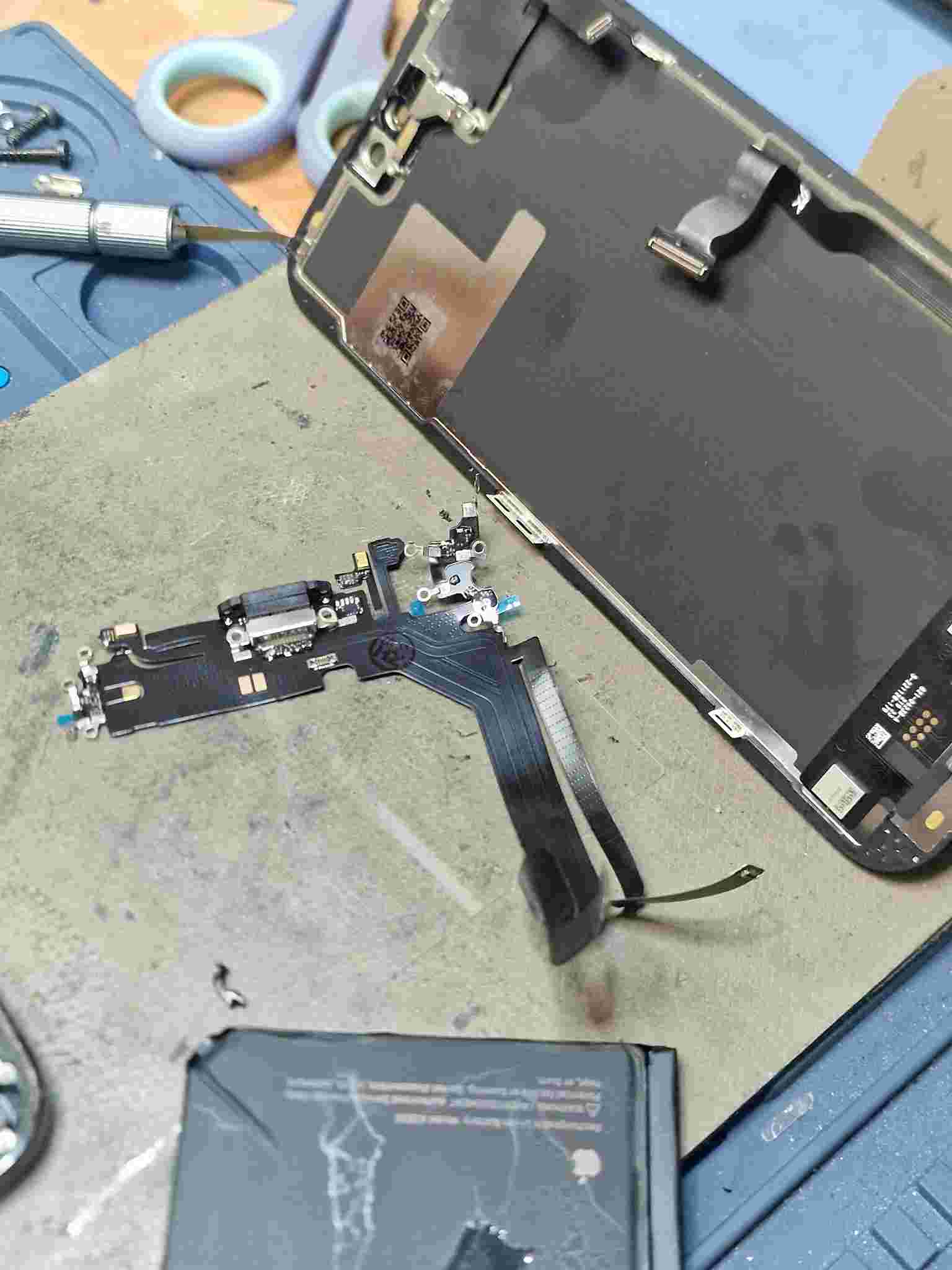 Substituição do módulo de carga em iPhone 14 Pro Max após danos de água, reparação técnica na loja Reparação Mobile em Portimão
